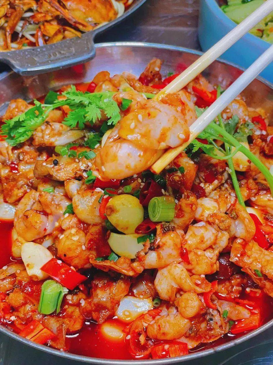 香辣蟹 干锅牛蛙 滋补羊肉汤 烟熏笋炒腊肉 刀拍黄瓜 .