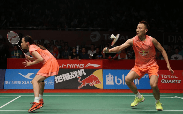 在混双中,一直都是女子挡网做球,男子后场跳杀,所以拥有"张一拍"称号