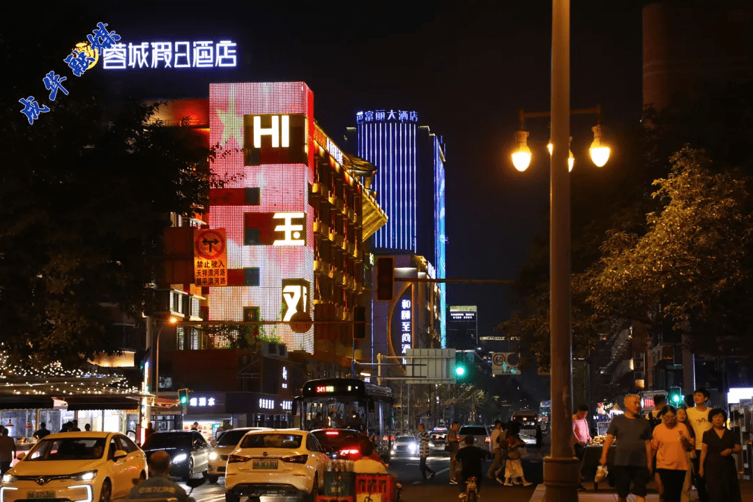 走在成都成华街头,与幸福美好生活慢慢相遇…… | 成华融媒