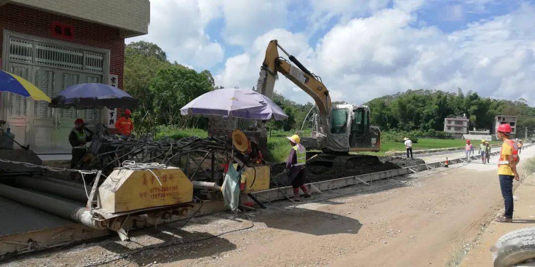 路面铺设稳步推进博白凤山至新田农村公路改扩建工程最新进展来啦