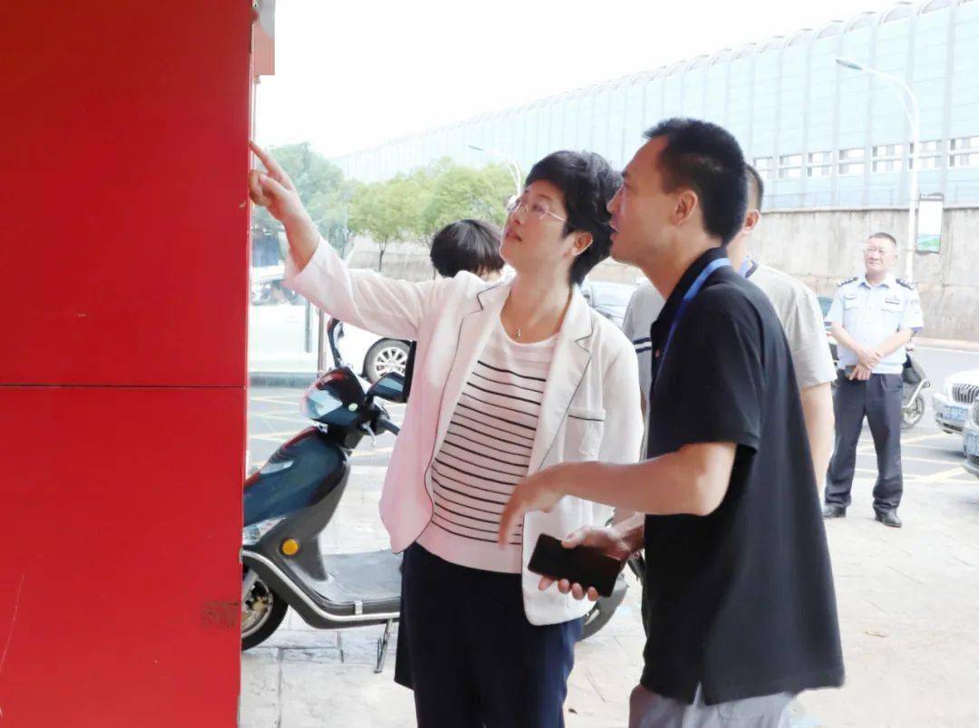 蔡艳一行先后来到东方前城小区,通园小区,府上街,兰溪门菜市场,北苑