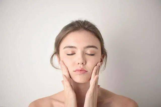 如何让脸变得干净又白 0b23a03e8c744fc28472b44acae8f230.jpeg