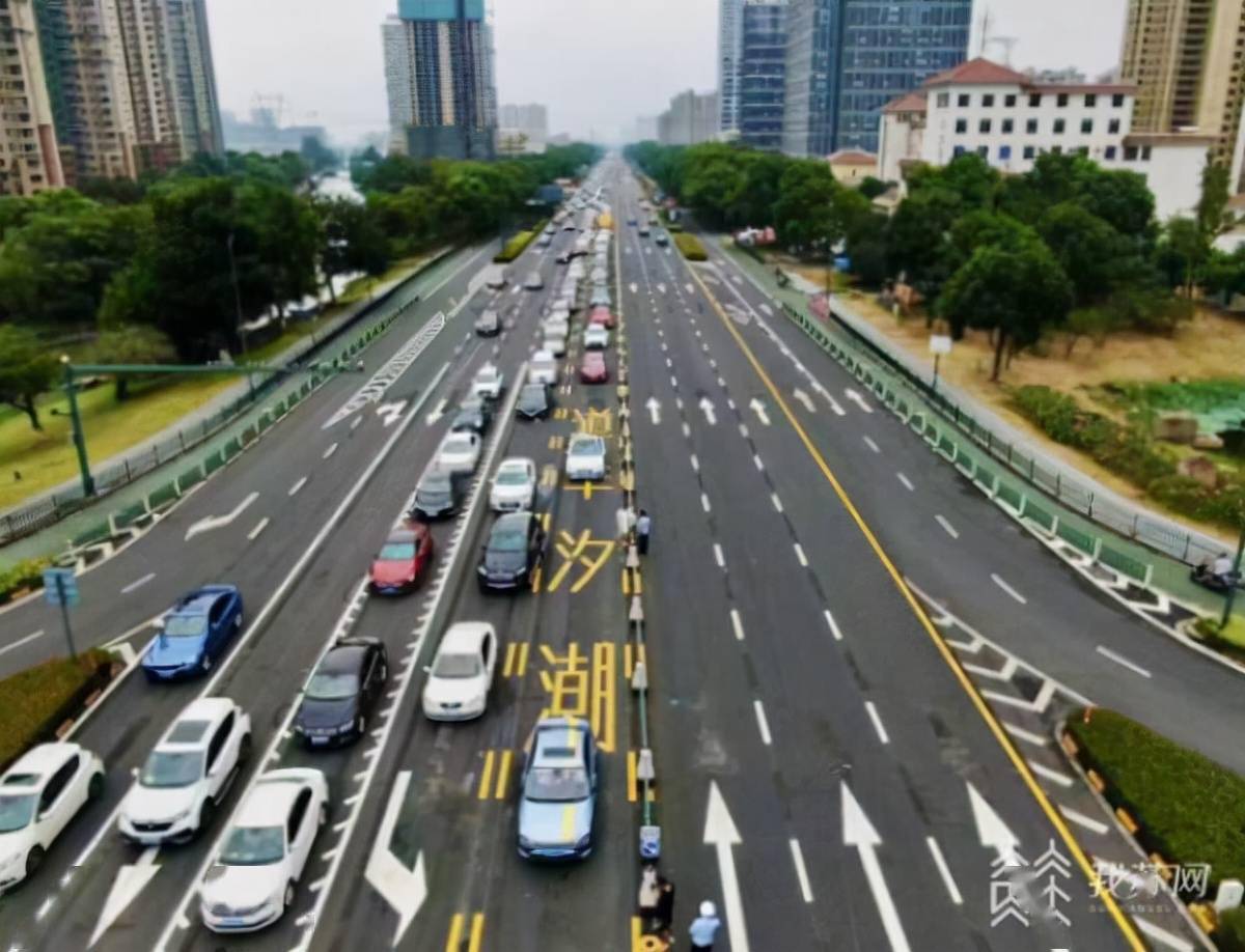 90个机器人手拉手指挥交通常州首条智慧潮汐车道亮相