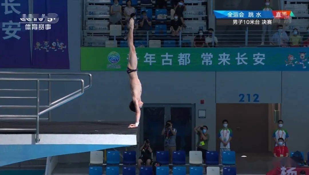 本届全运会跳水男子10米台的竞争,主要在我市练俊杰和四川杨健之间