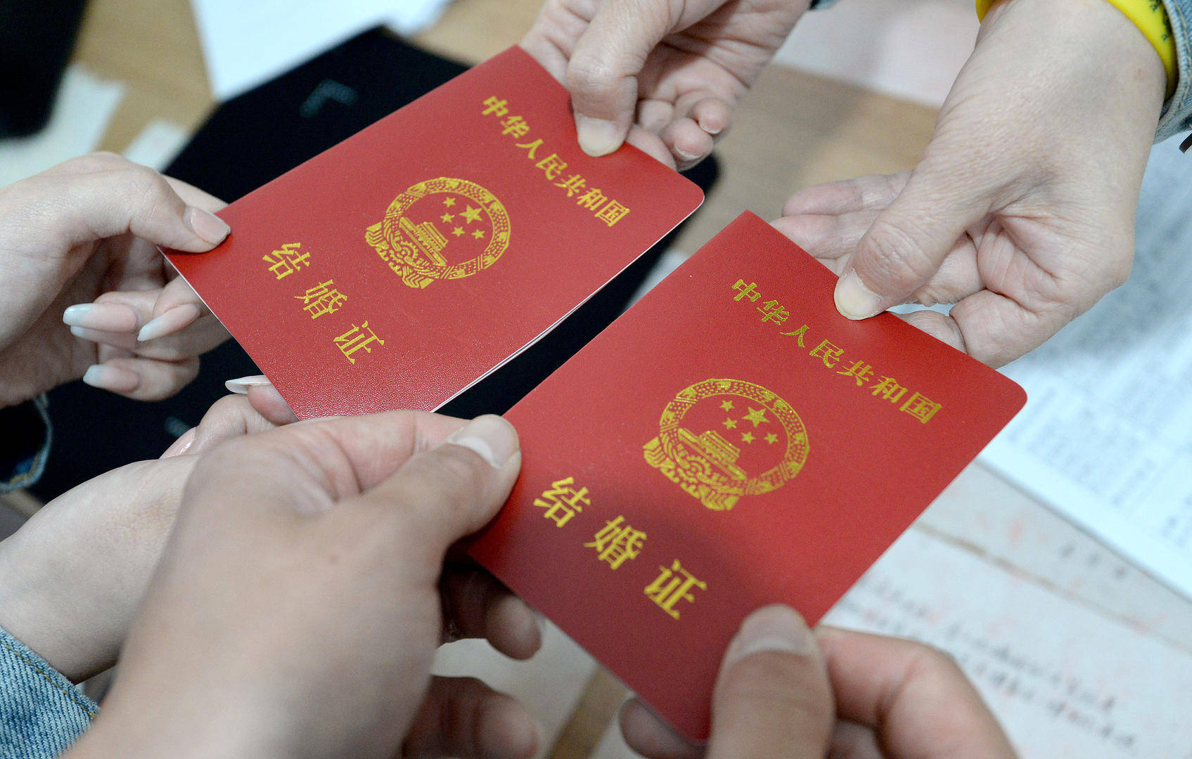 该软件|“形婚吧”APP遭质疑,已超25万人下载 公司:若遇骗婚不担责,需自己辨别