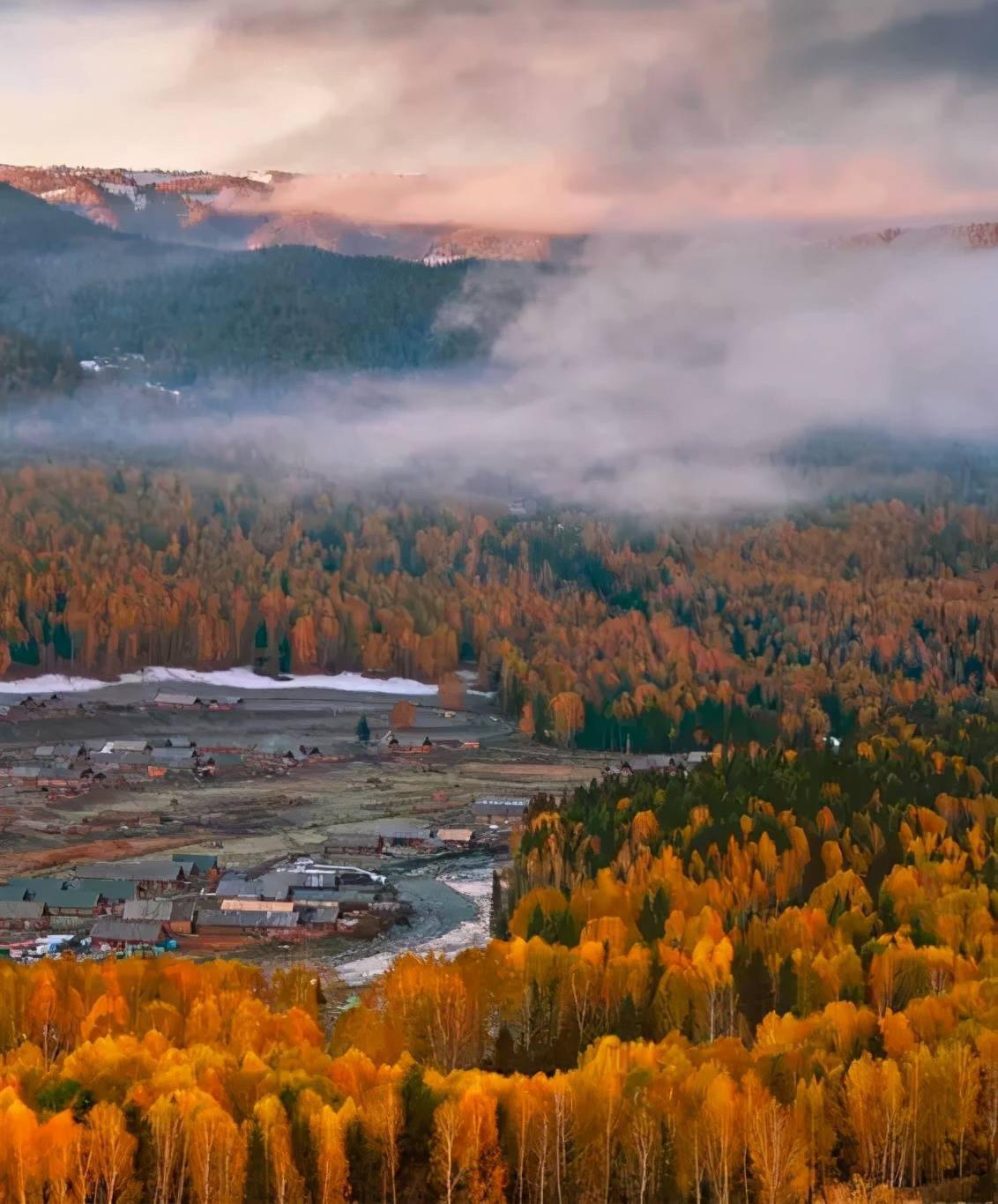 你还能俯瞰到烟雾缭绕下的禾木村