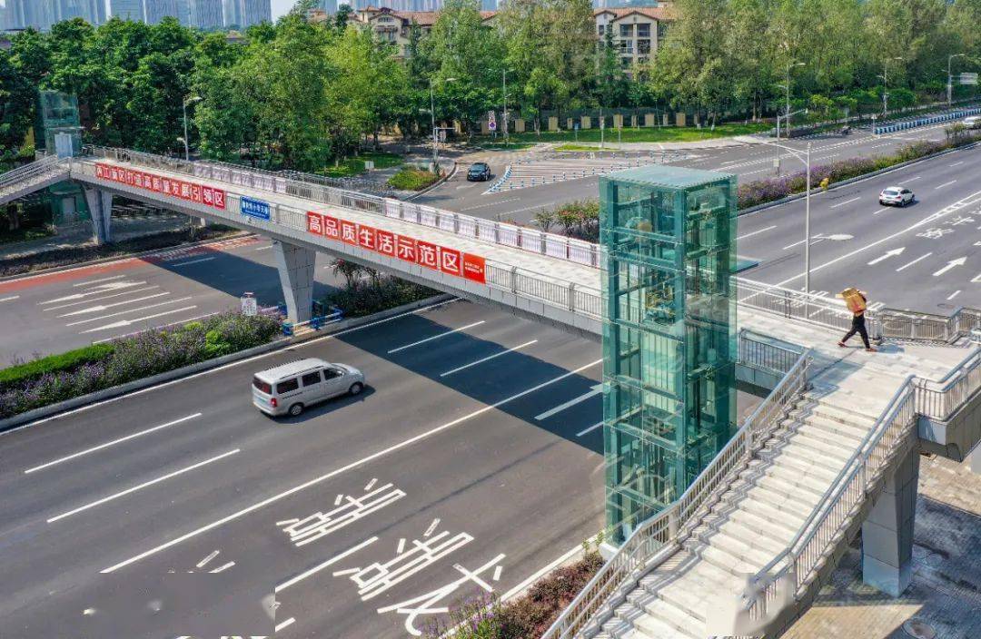 我为群众办实事乘电梯过天桥两江新区打造无障碍人行天桥