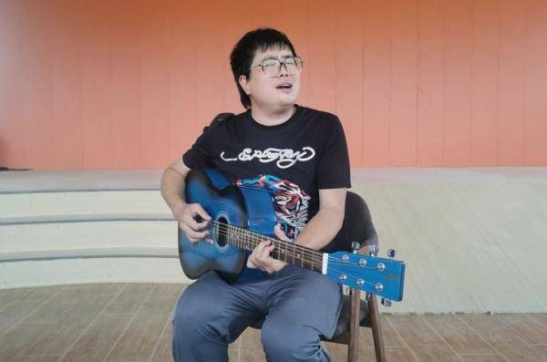 中国"吉他小镇"的新生与新声_鄌郚