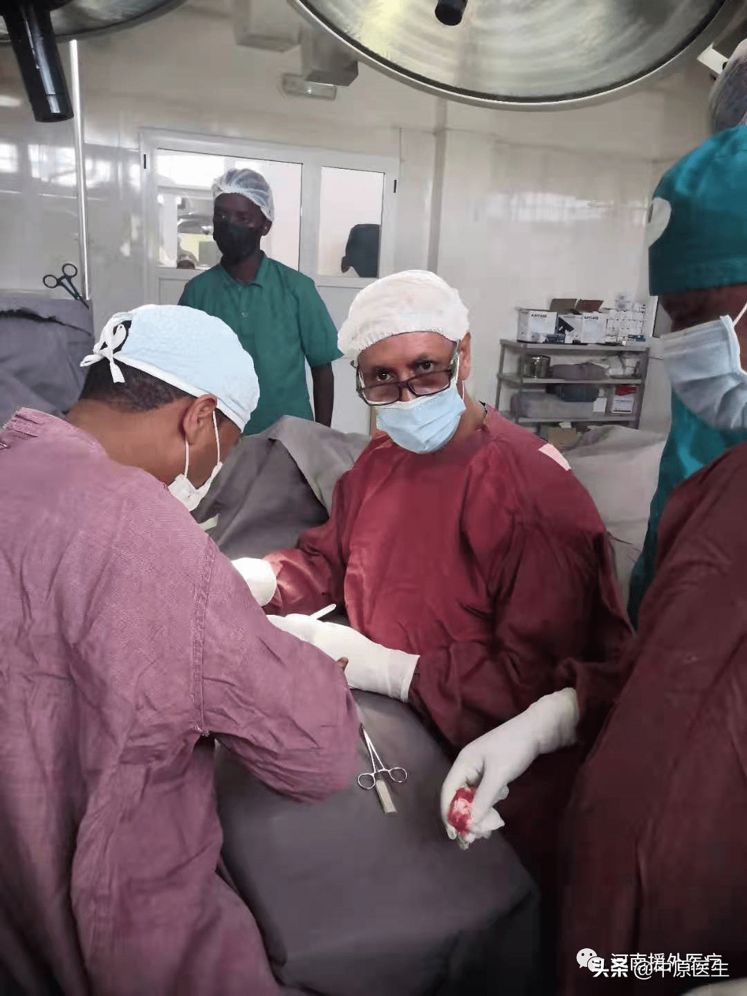 河南骨科医生为厄立特里亚最大骨科医院的70岁骨科医生做骨科手术