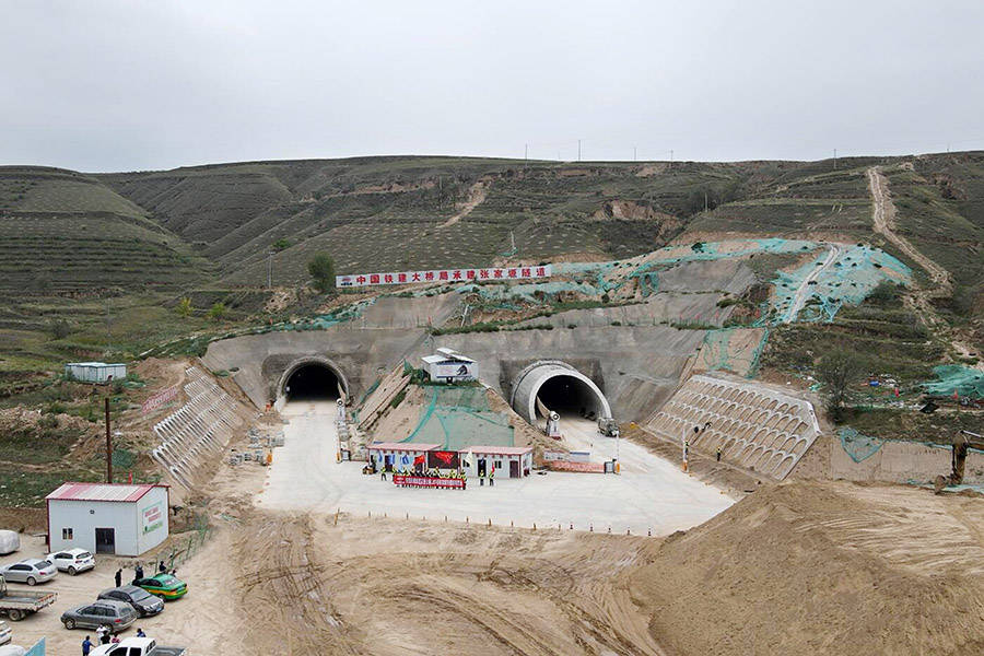 银昆高速宁夏段首条隧道今天顺利贯通