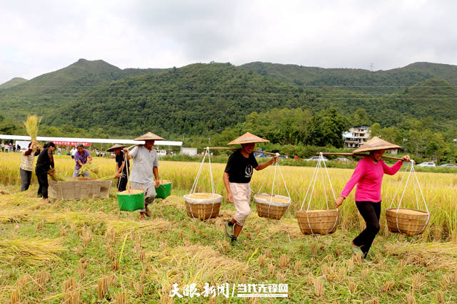 展现出了新农村农民的昂扬面貌;随着瓮安县委副书记,县长秦礼琦宣布