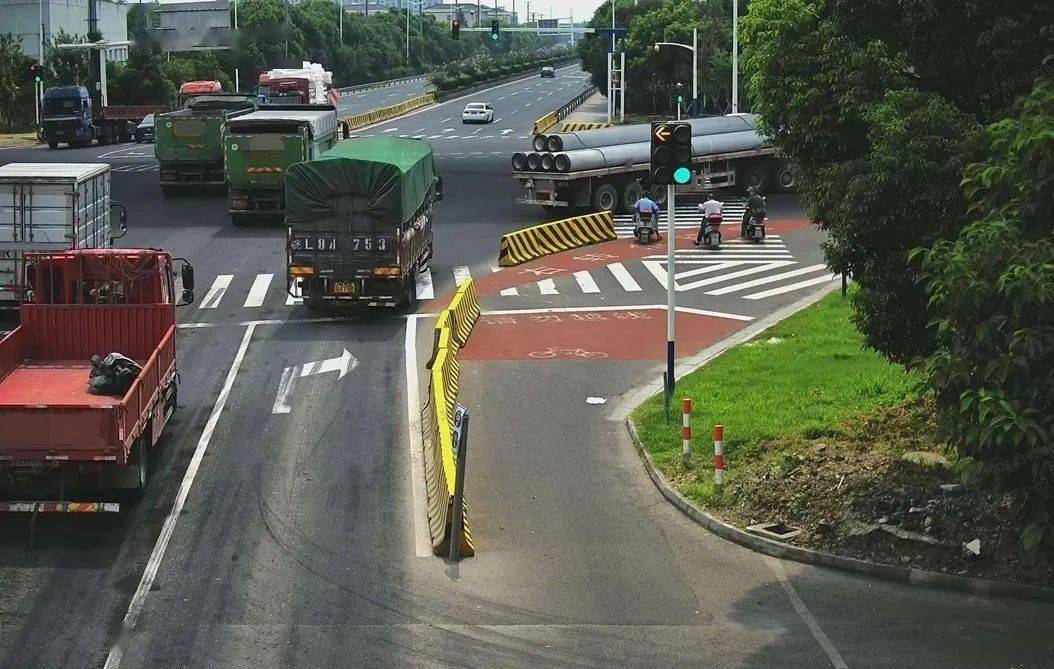 曝光通港路上的大货车你们转弯太任性了