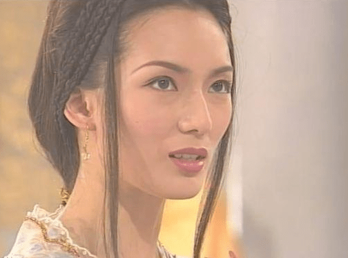 最美何仙姑:23岁扬名新加坡,却被恋人骗走14亿,落魄到街头按摩