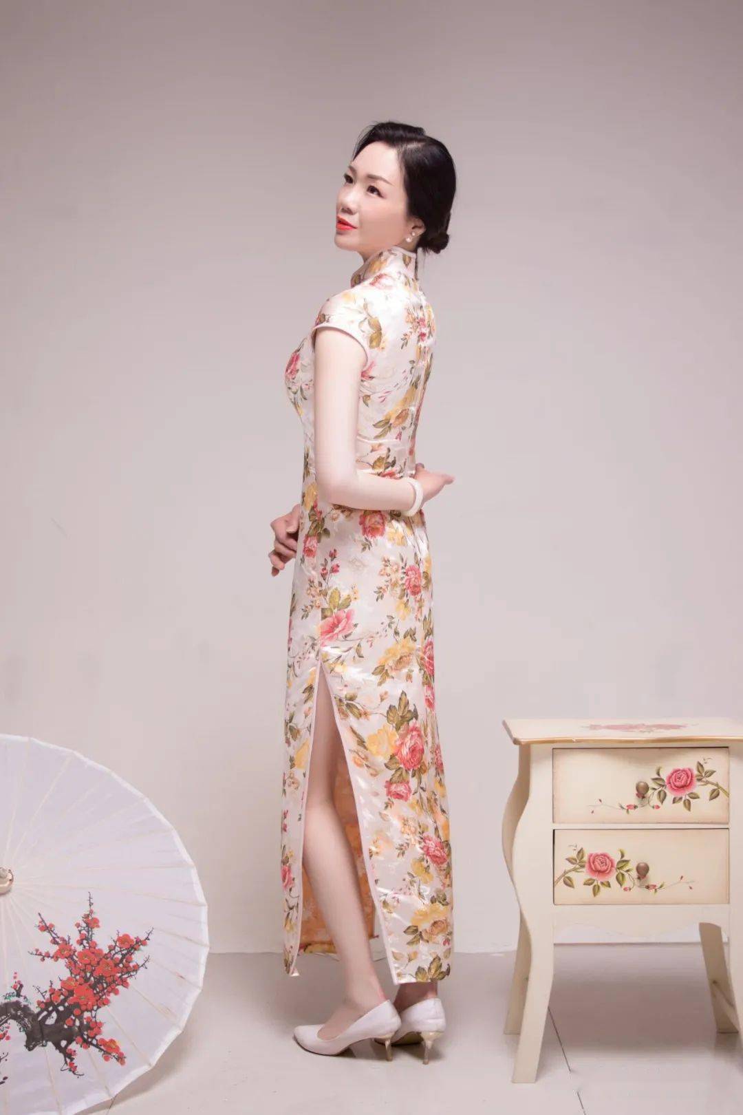 【西部散文学会】王妙菊|旗韵悠长_旗袍