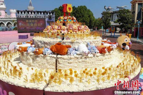 直径6米的蛋糕模型上摆放了1500个中秋主题糖画.