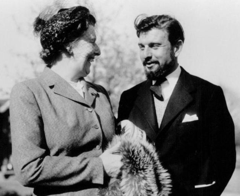 英国的情报部门就安排布莱克进入"军情六处"的克伦威尔街分部工作