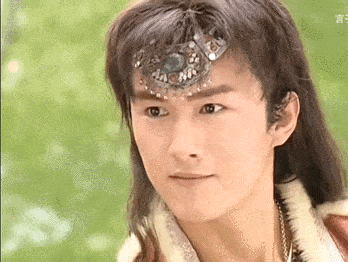 现在看来,尹天奇的发型也蛮高难度的.