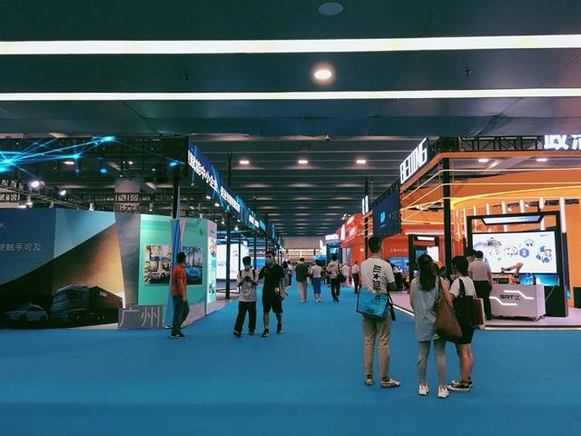 直击中博会丨AI前沿技术亮点纷呈，这些黑科技了解一下_地铁