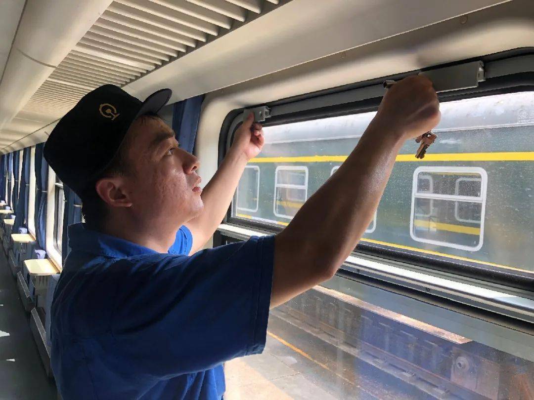 对车窗装饰孔进行打胶补填对励磁箱进行吹尘乘务车间