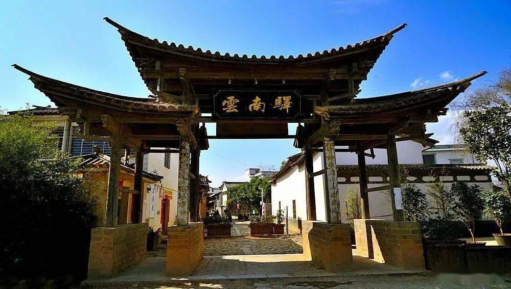 漫步在古韵四溢的小镇街道上给自己放松心情需要来一场说走就走的旅行