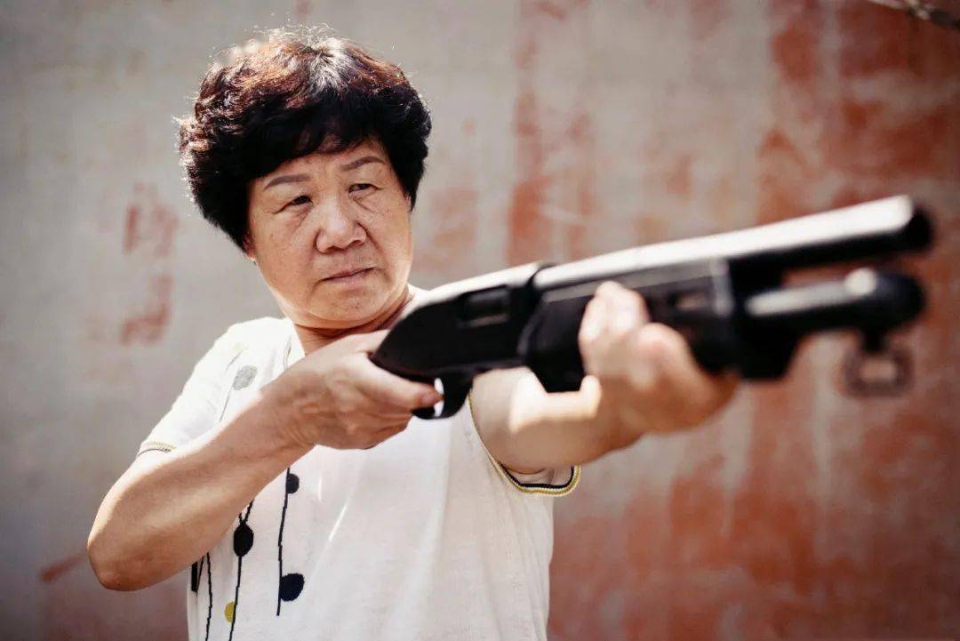 女主刘大鹅,自称是刘华强的舅妈,年轻时是资深杀手