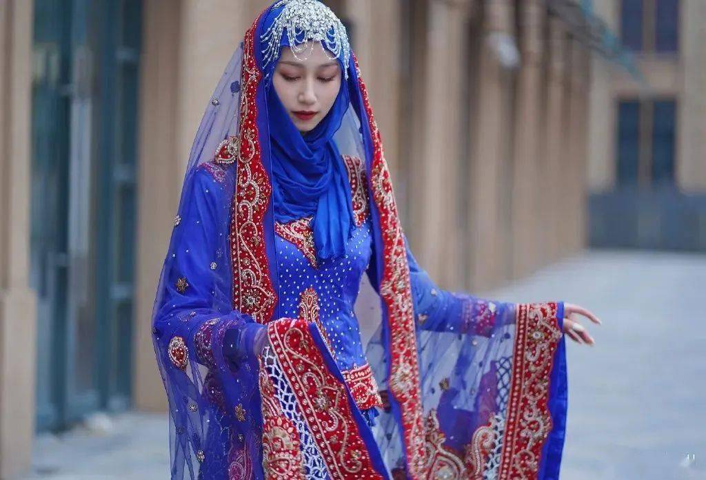 美95后女孩拍摄56个民族服饰近2亿围观人民日报点赞