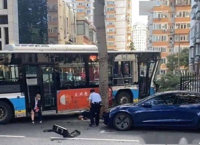 北京一公交车发生车祸车头被撞凹陷变形致一死四伤