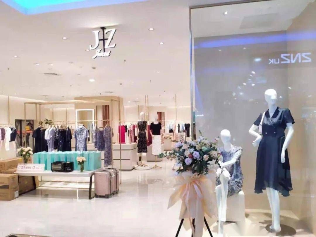 雅戈尔,花花公子等时尚前卫的服装,风格版型选择多多;三楼精品女装区