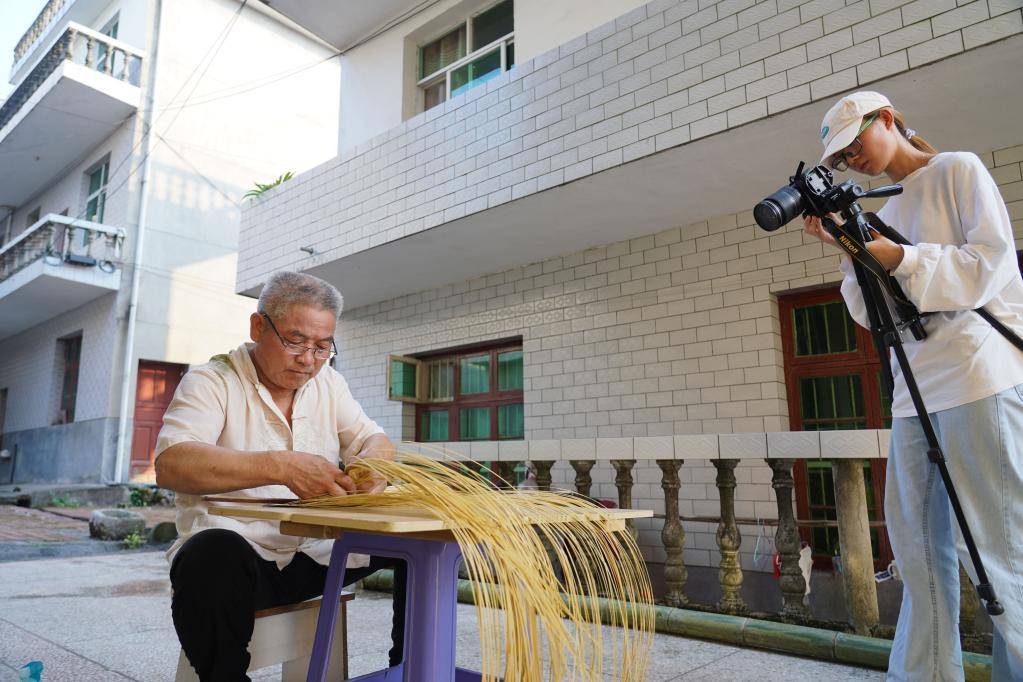 團隊攝影師在拍攝李年根的工作畫面(9月1日攝).新華社記者 周密 攝