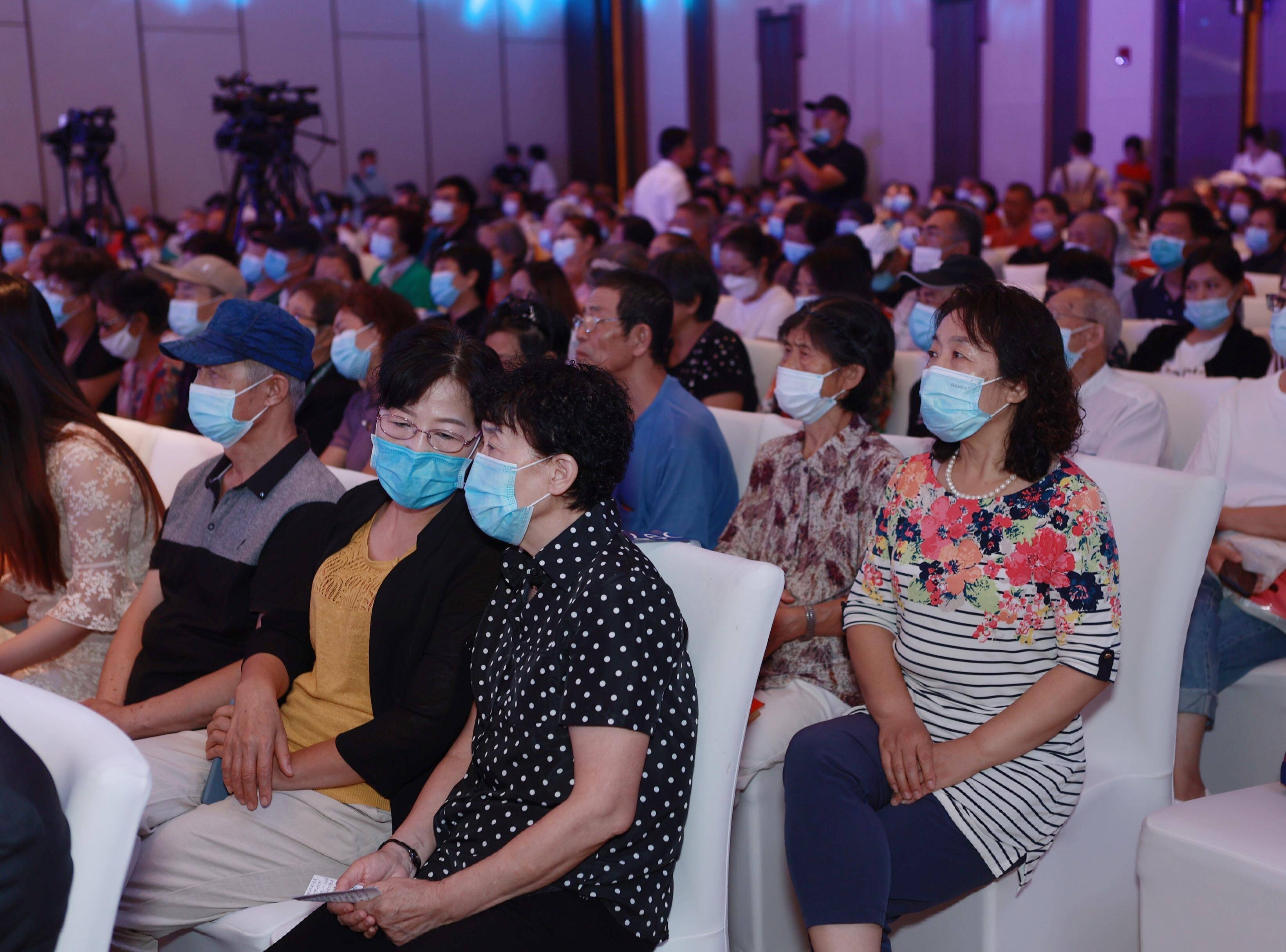 手机|青光眼致盲不可逆，睡前关灯看手机小心青光眼来敲门