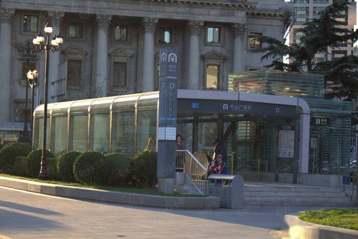 日常乘客主要为到西安路,青泥洼桥等地上班,购物和到人民广场,中山