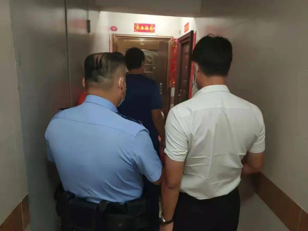 泉州女子紧锁房门烧炭自杀警方紧急出动破门而入展开生死救援