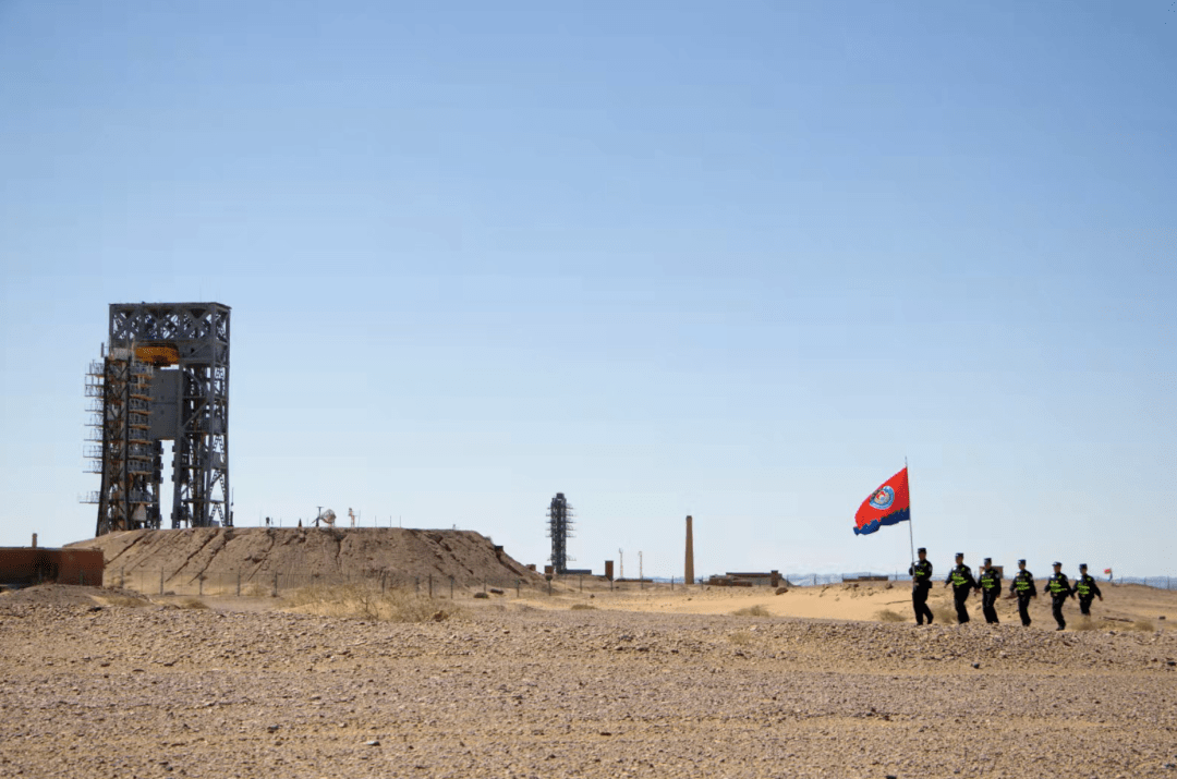 移民管理队旗高高飘扬在东风着陆场