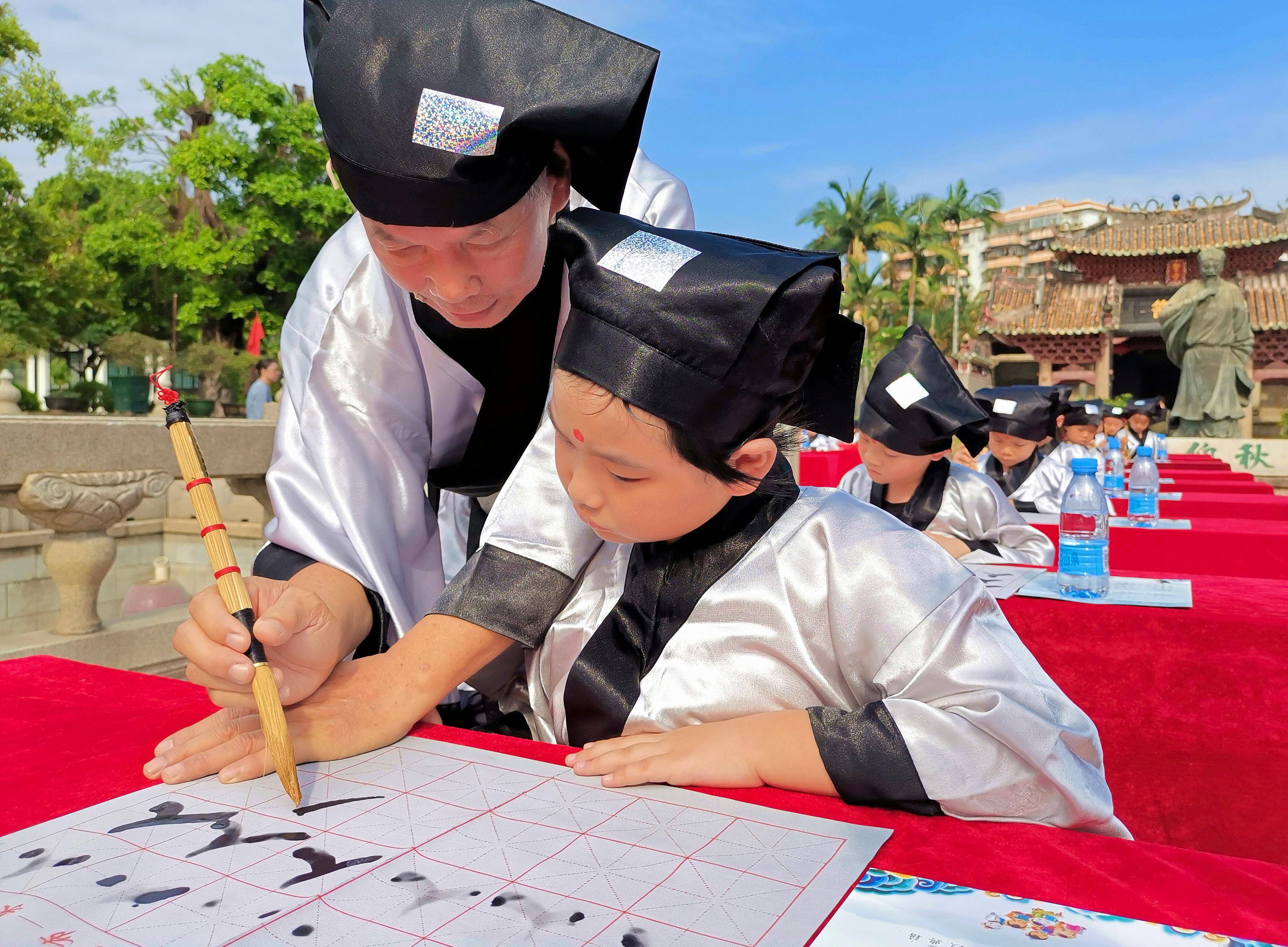 传统|?江门小学生行“开笔礼”！萌娃身穿汉服写“人”字