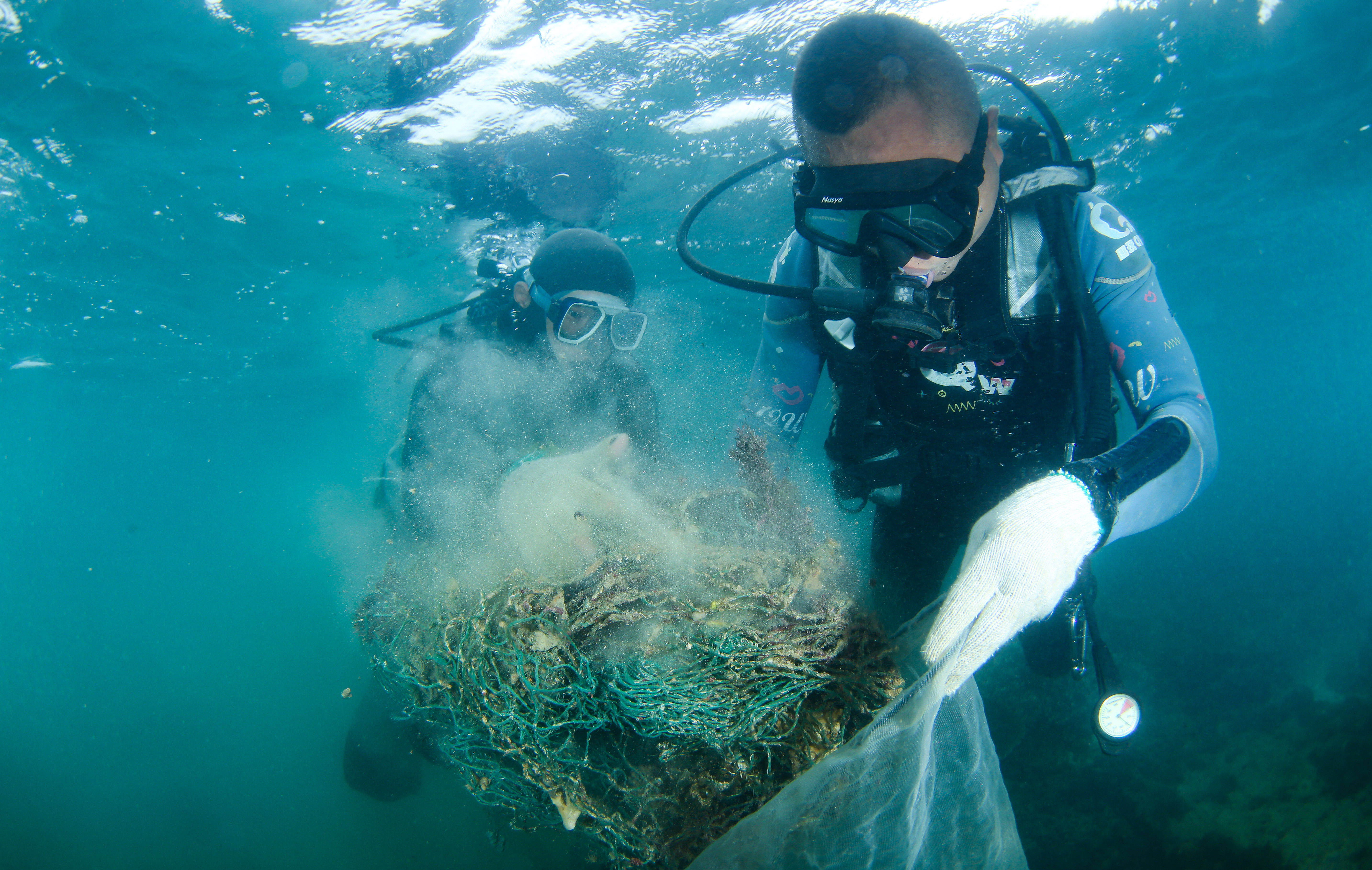 清理海洋垃圾 保护生态环境