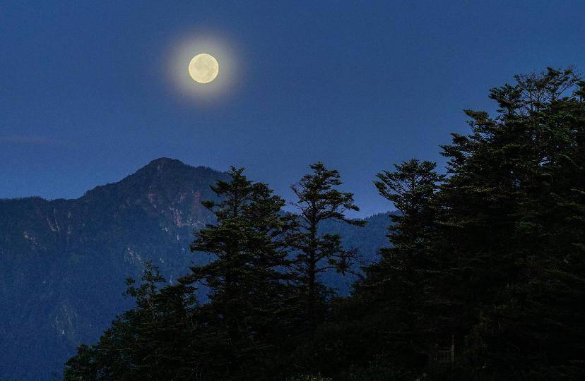 青城山|中秋小长假第一天，游客融入成都各大景区浓浓国潮新耍法中