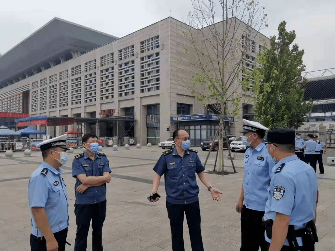 9月19日上午,交管局党委委员,副局长唐华林协调交通运管,荆州区公安