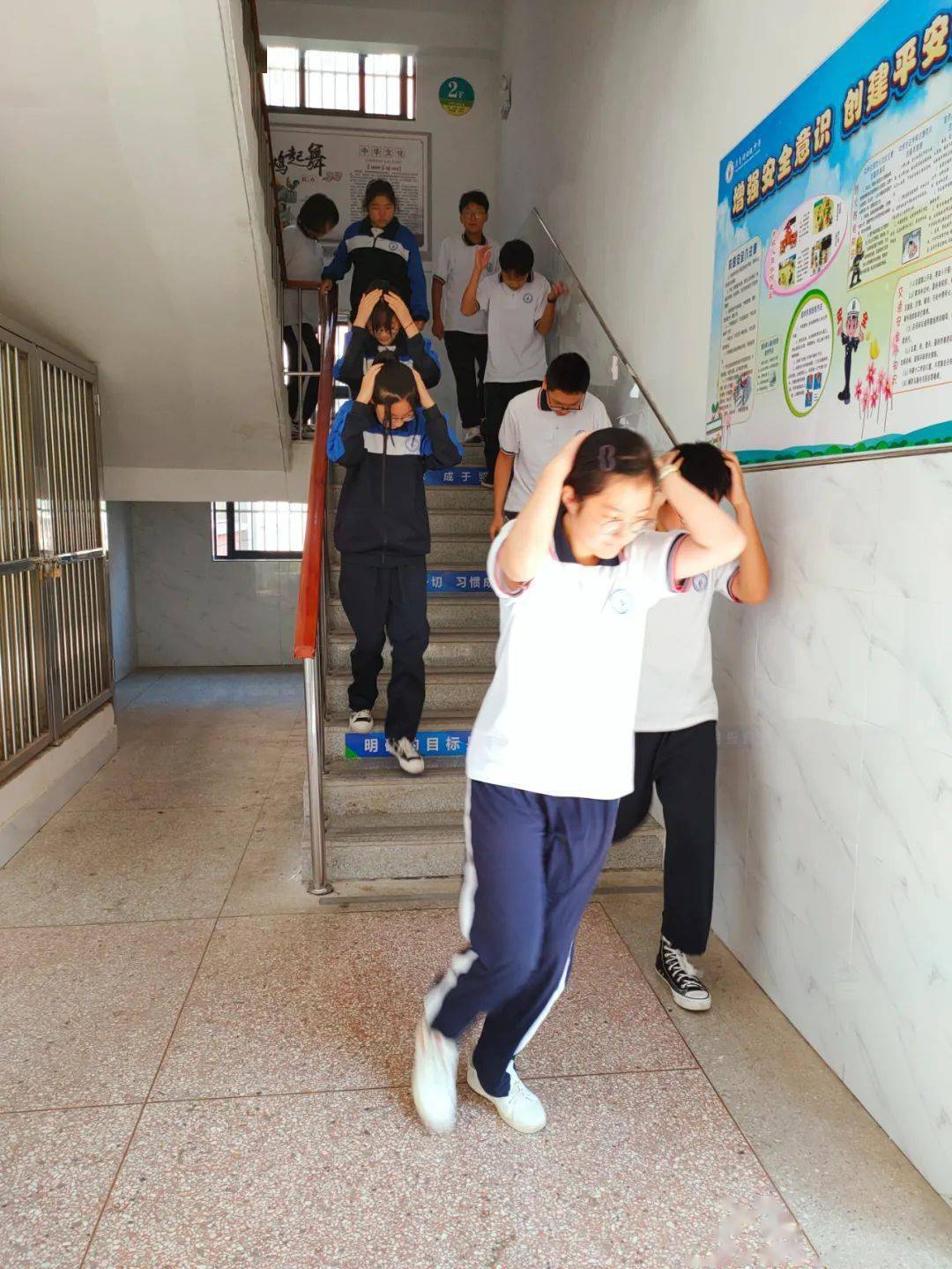 贵池区月亮湖初级中学开展"九一八"防空应急疏散演练