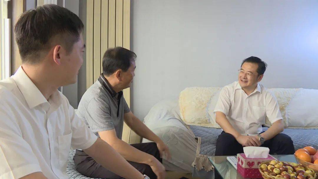 索向东到贺本荣,王嘉亮,闫淑琴,杨烈武,朱庆德,朱广海等老干部家中