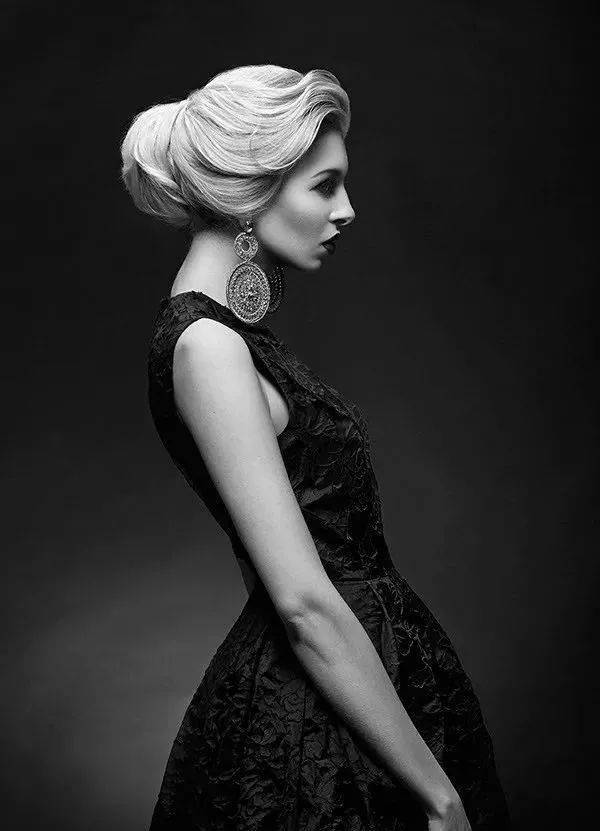 黑白摄影一展女性独特魅力