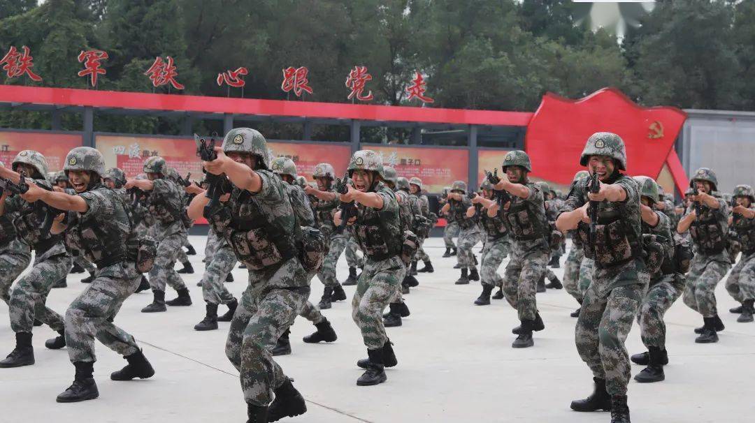 中国冰雪健儿走进铁军英雄部队