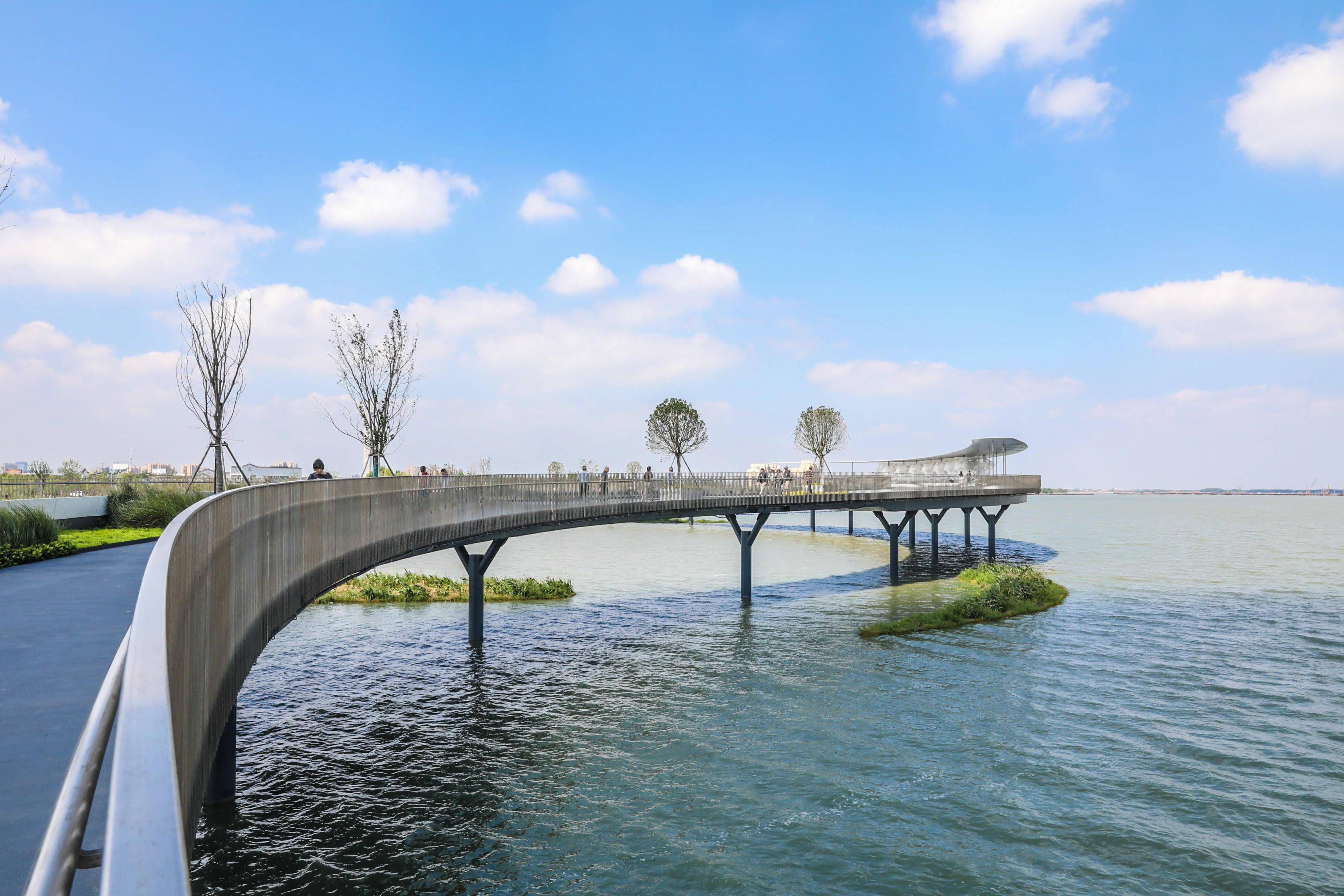 如一条水上飞练连接青浦与吴江的元荡慢行桥,将破旧老厂房更新为艺术
