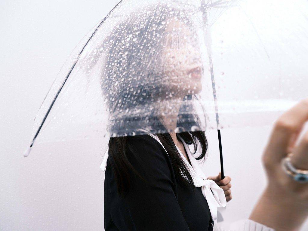 白鹿雨中执伞大片氛围感十足学院风造型穿高跟鞋靓丽且优雅