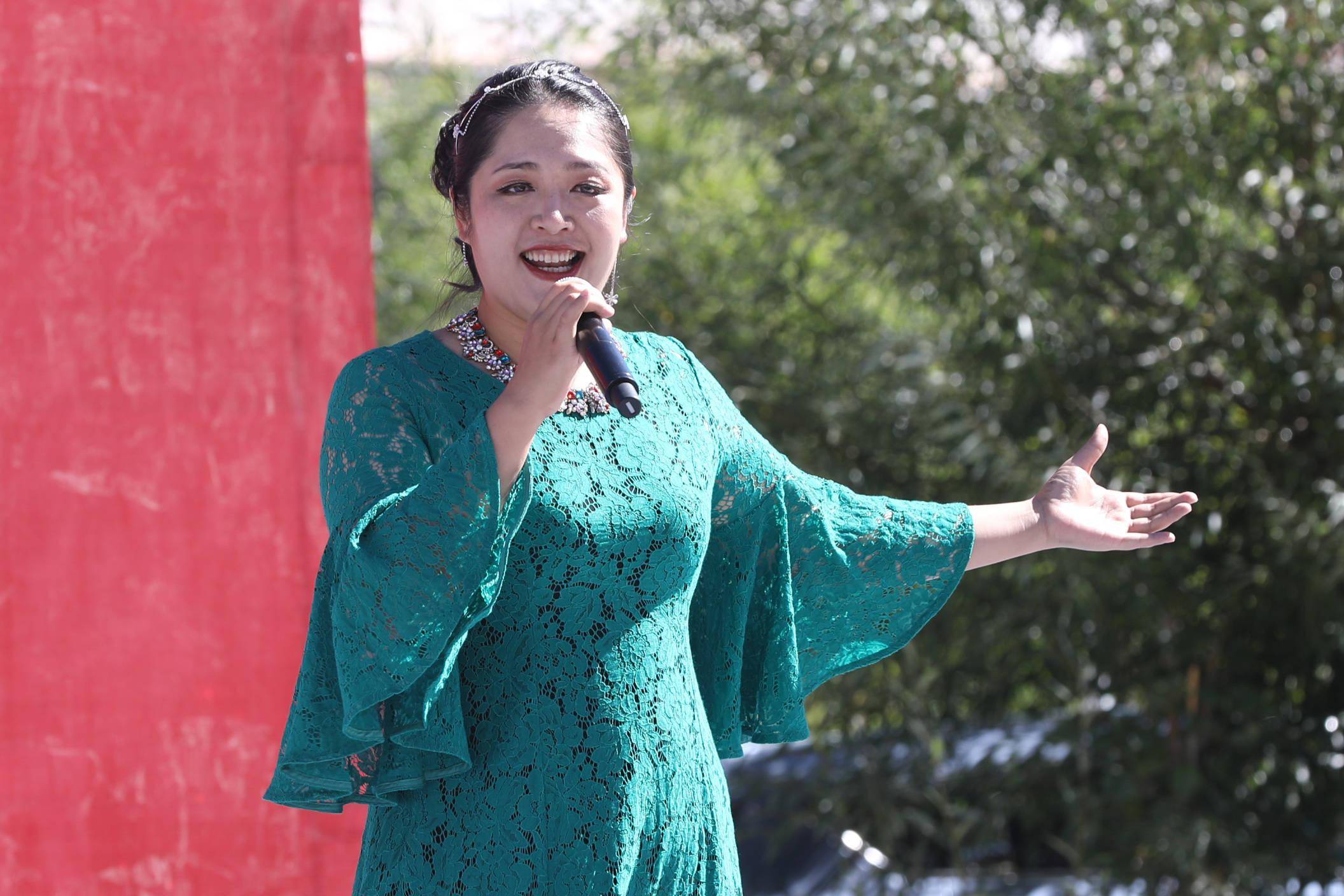 女中音杨金霞特意为西藏之行选择了《打起手鼓唱起歌》,歌曲中饱含着