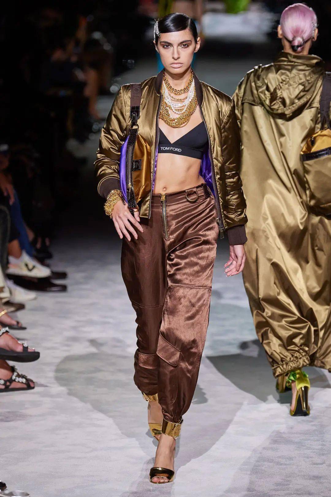 带着|一己之力拯救了Gucci的男人，出走后的他带着全新的运动风潮 SPRING 2022 READY-TO-WEAR，飒爽归来。