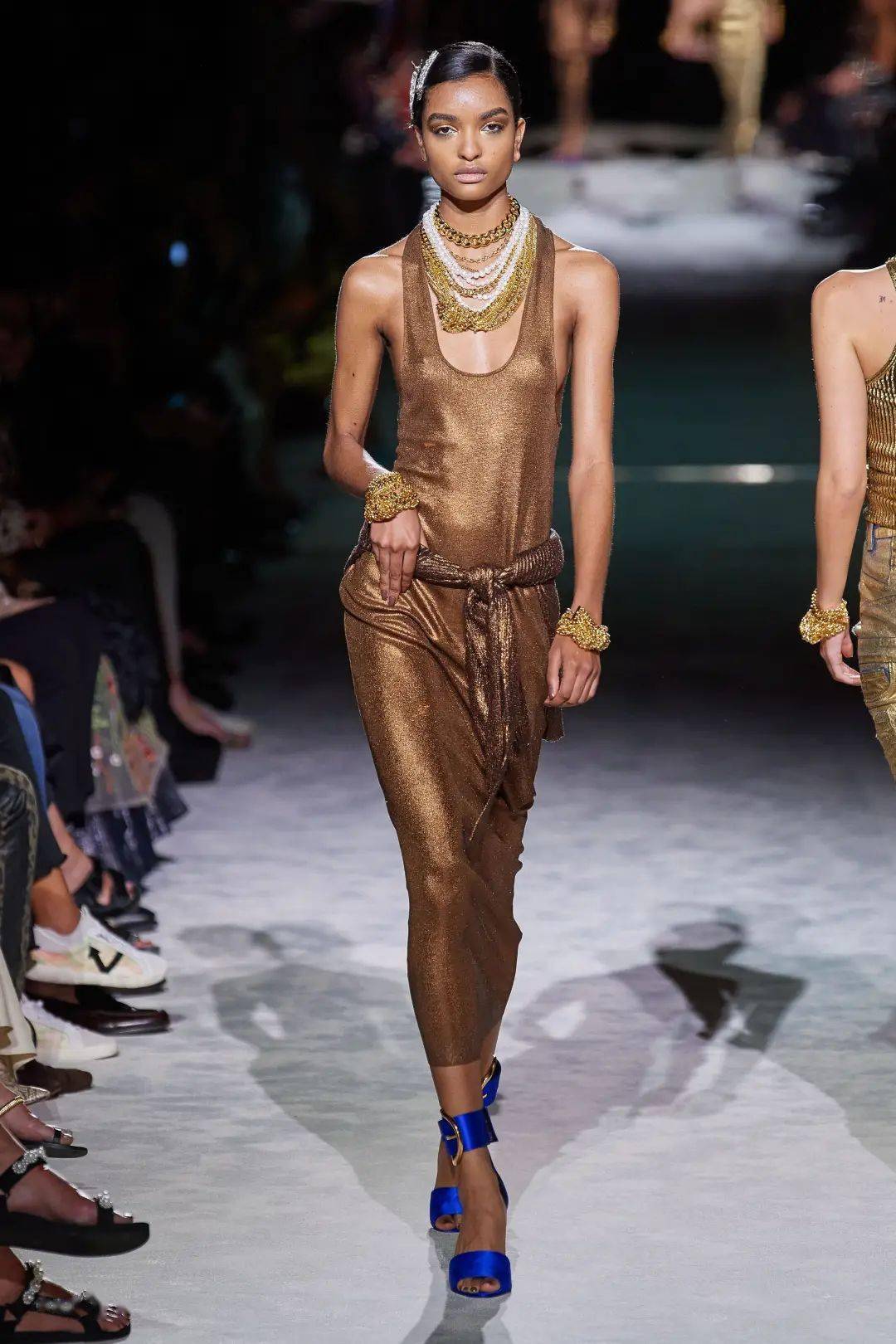 带着|一己之力拯救了Gucci的男人，出走后的他带着全新的运动风潮 SPRING 2022 READY-TO-WEAR，飒爽归来。