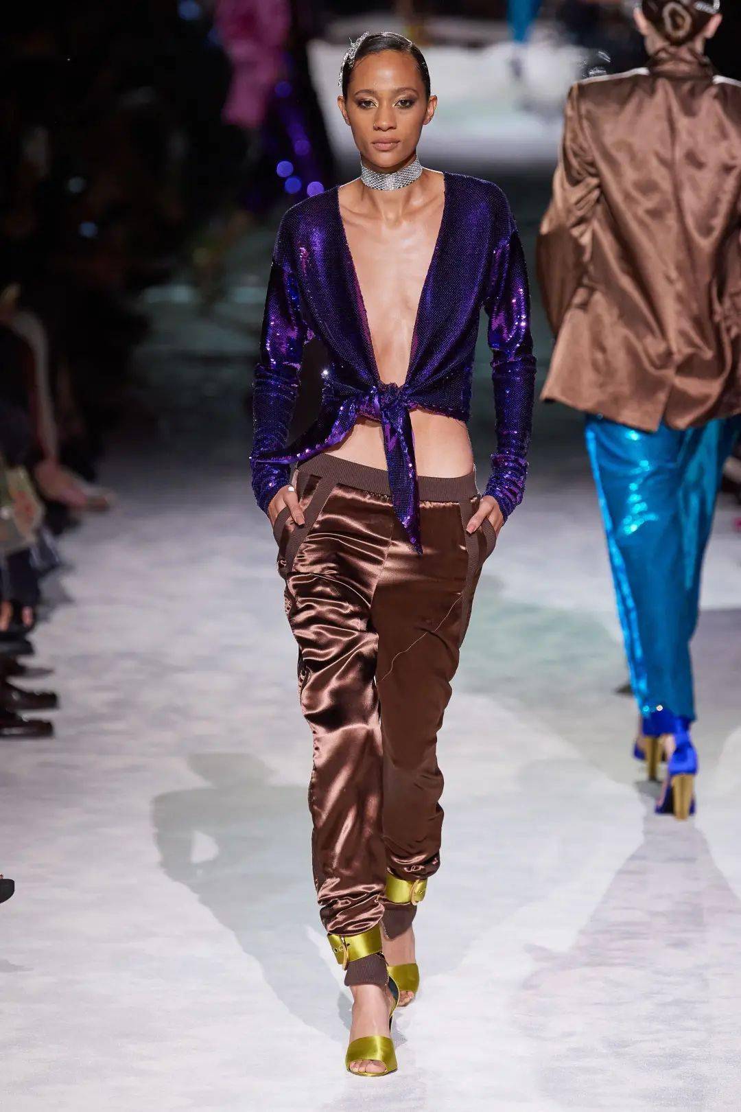 带着|一己之力拯救了Gucci的男人，出走后的他带着全新的运动风潮 SPRING 2022 READY-TO-WEAR，飒爽归来。