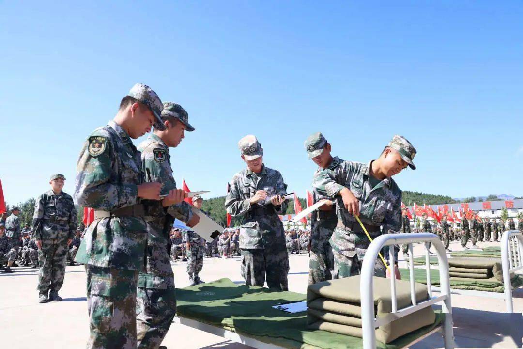 学校党委副书记王玮一行来到北京国星胜戎军训基地,慰问正在军训的