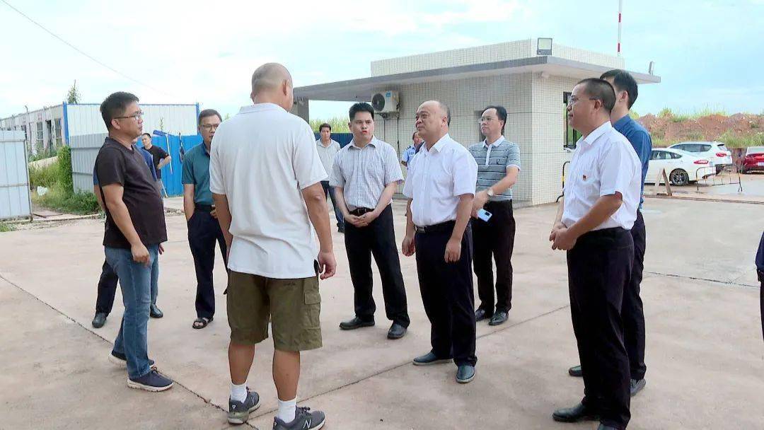 当天,县长邓小强到县生态工业园河源昂泰复合材料有限公司,通过实地