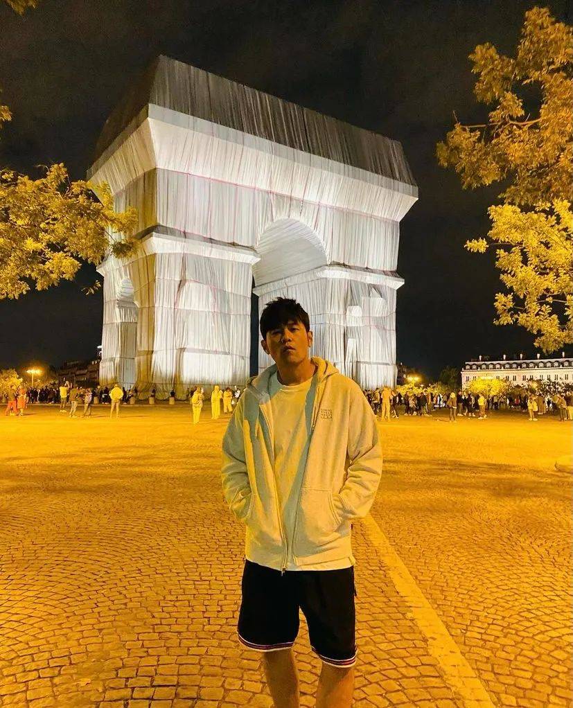 凯旋门消失第一天 周杰伦也去打了卡 Christo